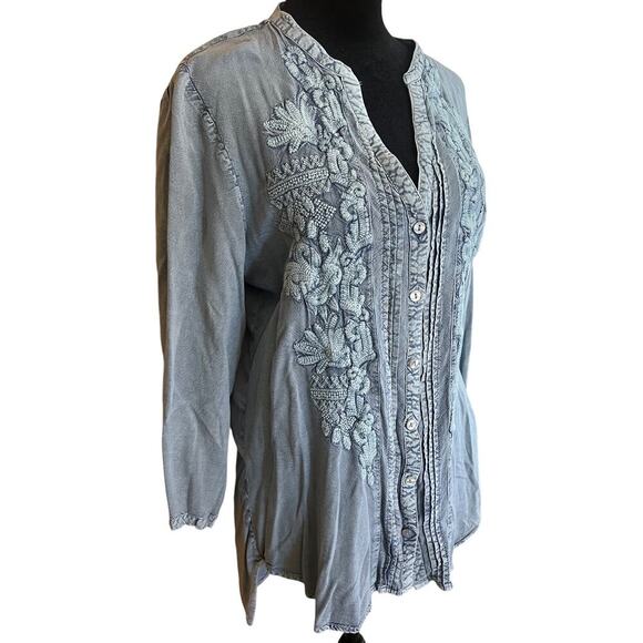 Solitere chambray blue embroidered V-neck button down top, women's size M - Picture 3 of 9